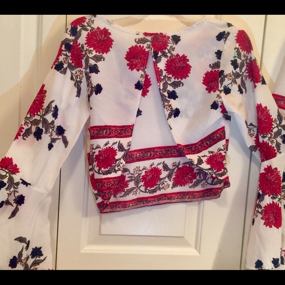 White/Rose patterned top and matching short set - Picture 2 of 3